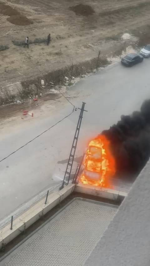 Duvara Çarpan Otomobil Yanarak Kullanılamaz Hale Geldi