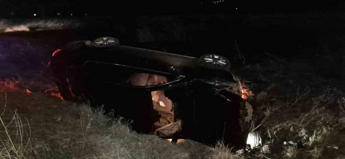 Kontrolden Çıkan Otomobil Dere Yatağına Devrildi: 3 Yaralı