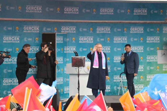 Cumhurbaşkanı Erdoğan: "Özgür Efendi Bıraksın Bu Darbe Şakşakçılığını"