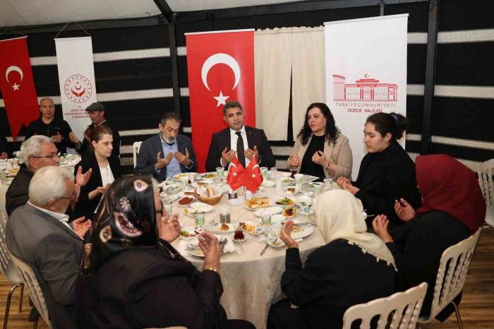 Vali Aslan, “Büyüklerimiz 365 Gün Başımızın Tacıdır”