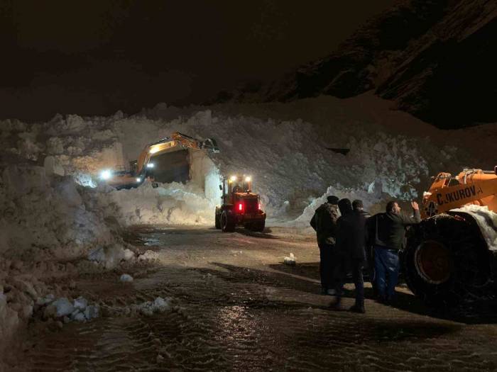 Hakkari-çukurca Karayoluna Düşen Çığlar Ekipleri Teyakkuza Geçirdi