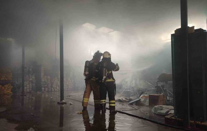 Dörtyol’da Pvc Malzemeleri Bulunan Depoda Yangın Çıktı