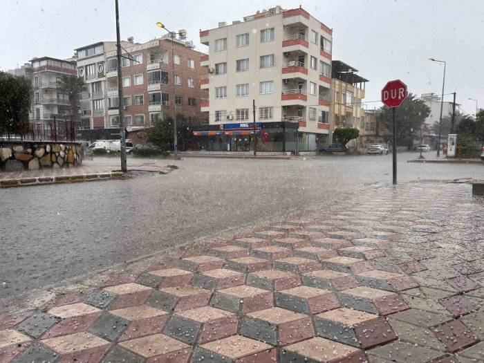 İskenderun’da Dolu Yağışı Çevreyi Beyaza Büründü