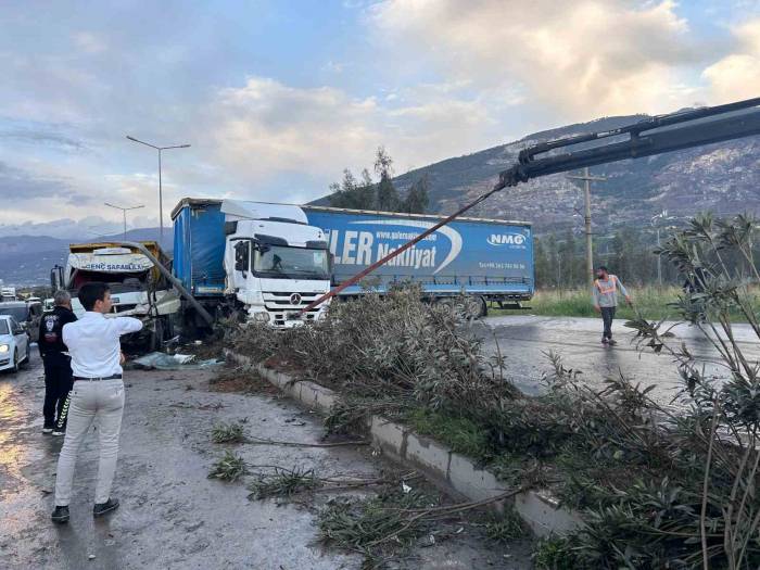 Hatay’da Tır İle Kamyon Çarpıştı: 3 Yaralı
