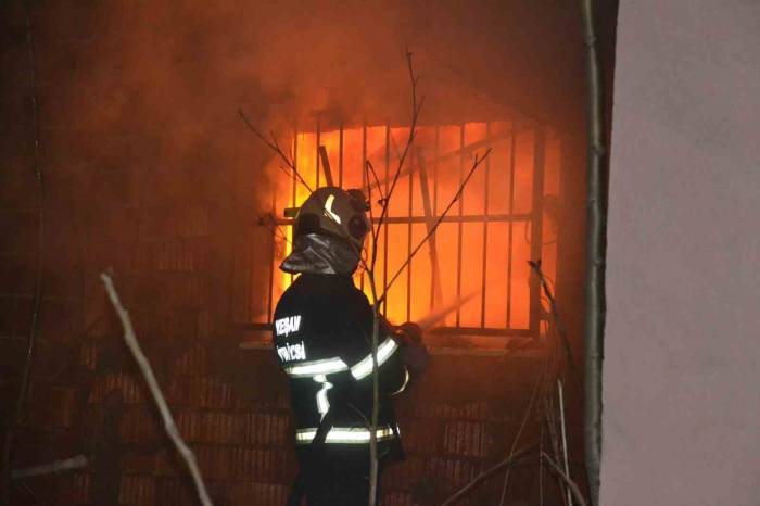 Ev Yangını Mahalleliyi Sokağa Döktü