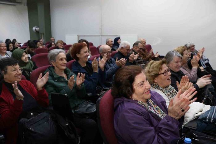 Gençlerin Performansı Çınarları Geçmişe Götürdü