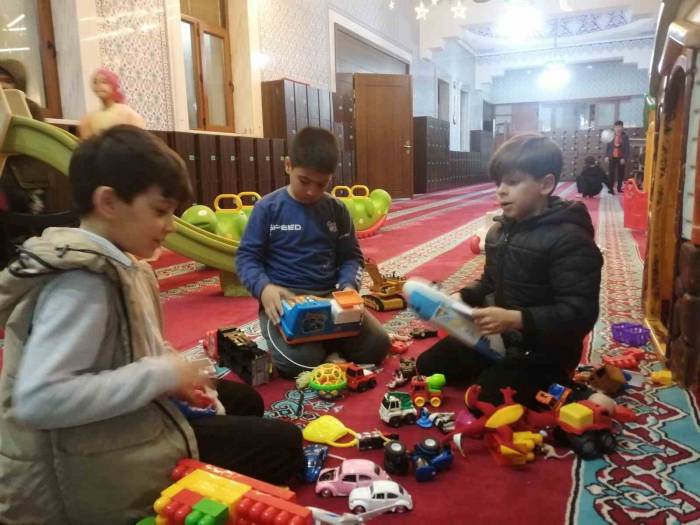Çocuklu Cami’de Anne Babalar Namaz Kılarken Çocukları Oyunlar Oynuyor