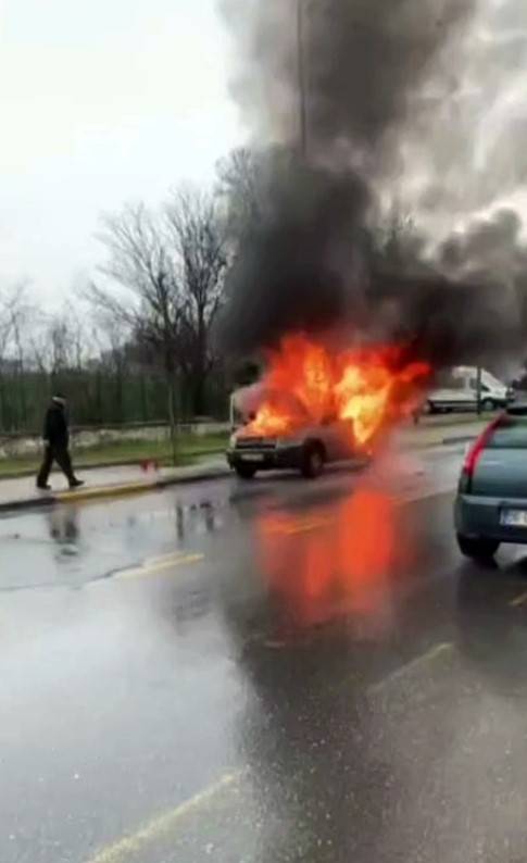 Sakarya’dan Hafif Ticari Araç Alev Topuna Döndü: O Anlar Kamerada