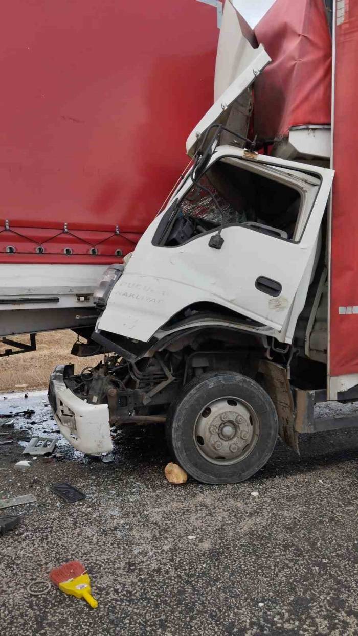 Kamyonet Tıra Arakadan Çarptı: 1 Ağır Yaralı