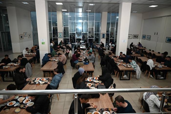 Rektör Özölçer, Orucunu Öğrencilerle Birlikte Açtı