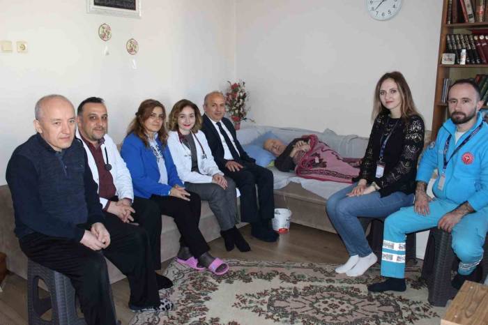 Yaşlıları Evlerinde Ziyaret Ederek Günlerini Kutladılar