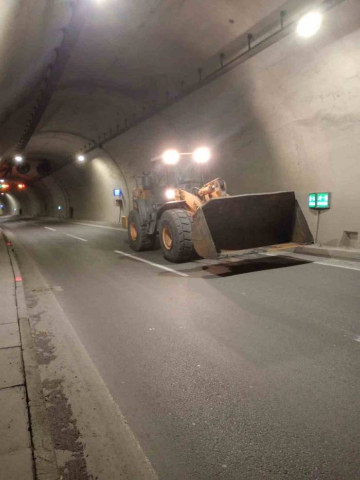 Kamyonun Açık Kalan Damperi Tünele Zarar Verdi