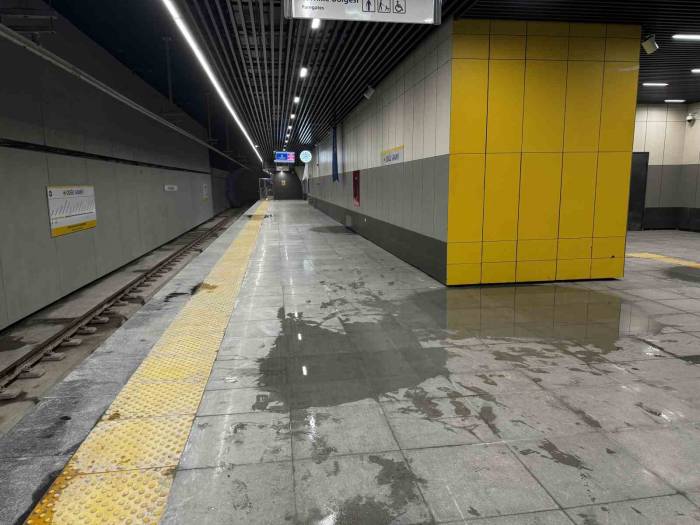 İbb’nin Hizmete Açtığı Metro Rezaleti: Tavanından Lağım Suyu Akan Metroda Asansörler Çalışmıyor