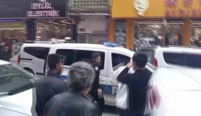 Dem Parti Önünde Zafer İşareti Gerginliği