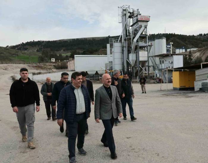 Vali Varol, Asfalt Plentinde İncelemelerde Bulundu