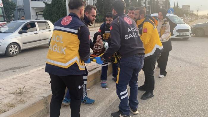 İki Otomobil Çarpıştı: 3 Yaralı