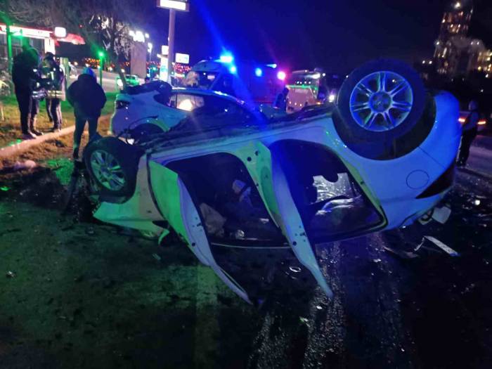 Refüjü Aşan Otomobil Karşı Şeritteki Araca Çarptı: 5 Kişi Yaralandı