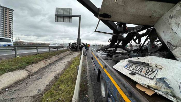 Yön Levhasına Çarpan Otomobil İkiye Ayrıldı: 1 Ağır Yaralı