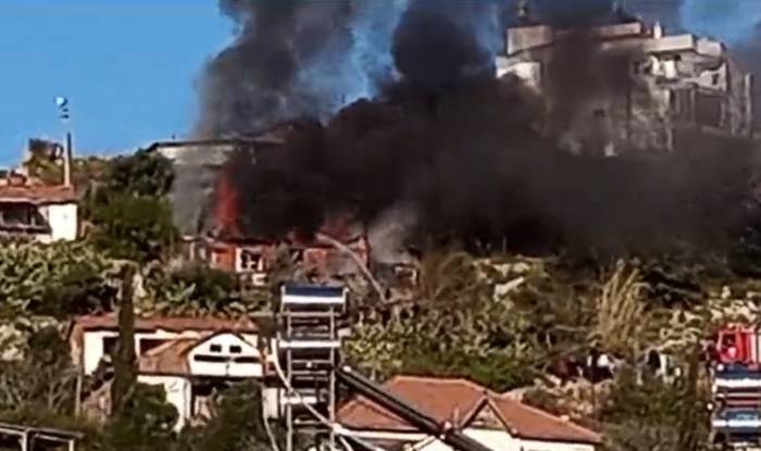 “Tırnaklarımla Kazıyarak Yaptım” Dediği Evinin Yanışını Gözleri Dolarak İzledi