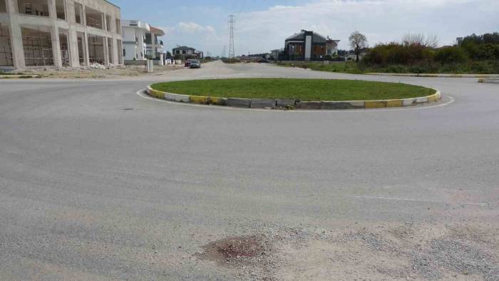 Motosiklet Bordüre Çarptı, Yolcu 10 Metre Adeta Havada Uçtu