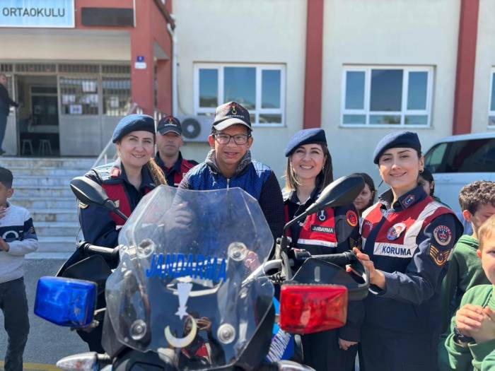 Jandarma Down Sendromlu Çocukları Unutmadı