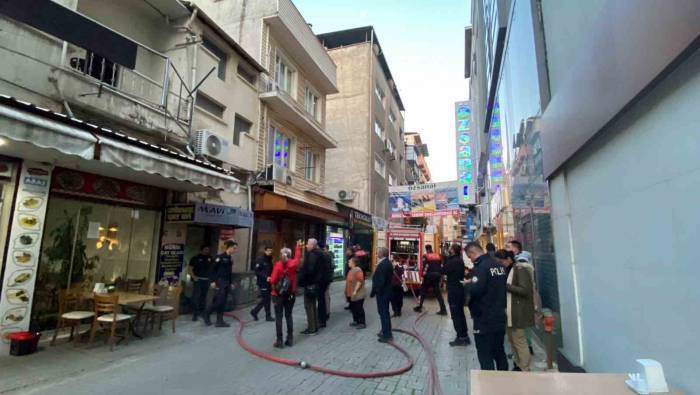 Atık Malzemeler Tutuştu, Gökyüzünü Kara Duman Kapladı