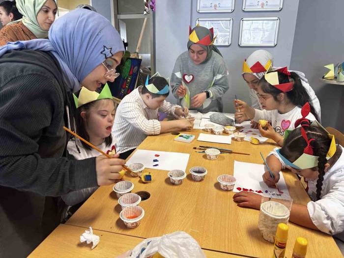 Fen Liseli Öğrencileri Down Sendromlu Çocuklara Unutamayacakları Bir Gün Yaşattı