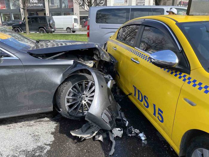 Süratli Gelen Otomobil Işıklarda Duran Araçlara Çarptı: 1 Yaralı