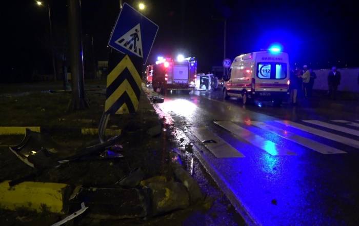 Kavşakta Otomobil İle Hafif Ticari Araç Çarpıştı: 2 Yaralı