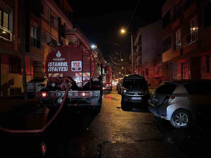 Başakşehir’de 3 Katlı Binanın Çatısı Alev Alev Yandı