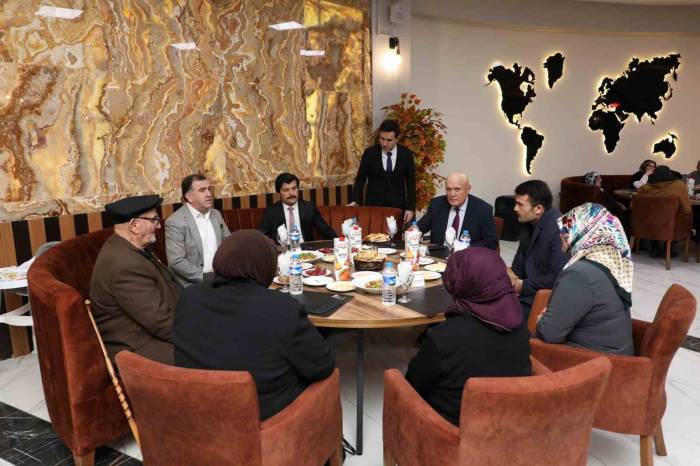 Başkan Pekmezci Şehit Ve Gazi Ailelerini İftarda Ağırladı