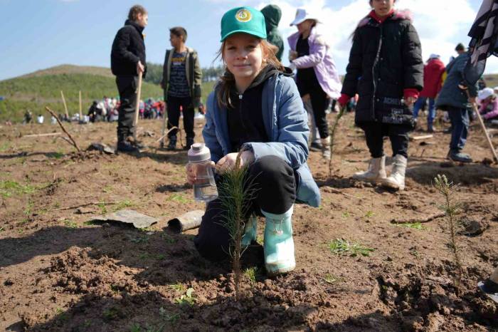 Dünya Ormancılık Günü’nde Çocuklar Bin Fidan Dikti