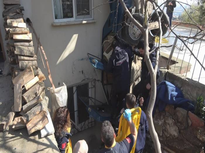 Evin Bahçesine Uçtu, Dik Kalan Otomobilinde Can Pazarı Yaşadı