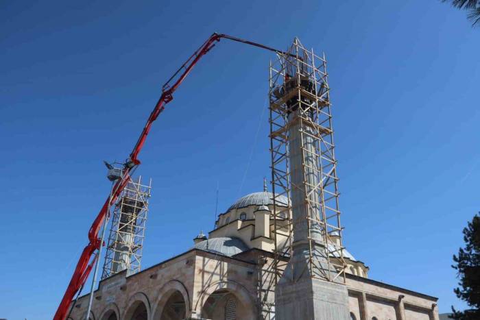 Minareler Hızla Yükseliyor