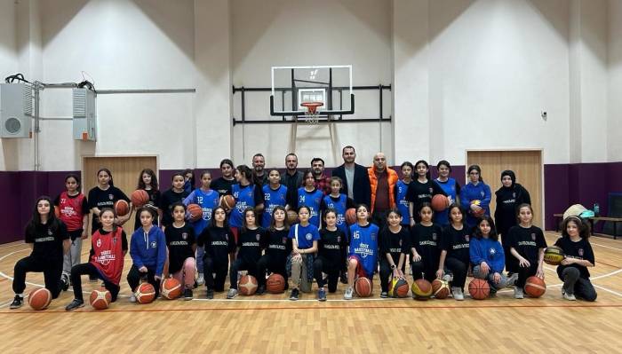 Düzce’de Yetenekli Ve Gelişim Vaat Eden Sporcu Adaylarına Basketbol Eğitimi