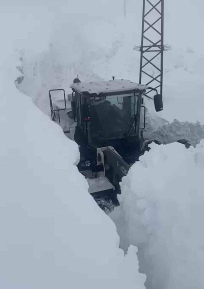 Yüksekova’da 4 Metrelik Kar Tünelinde Çalışma