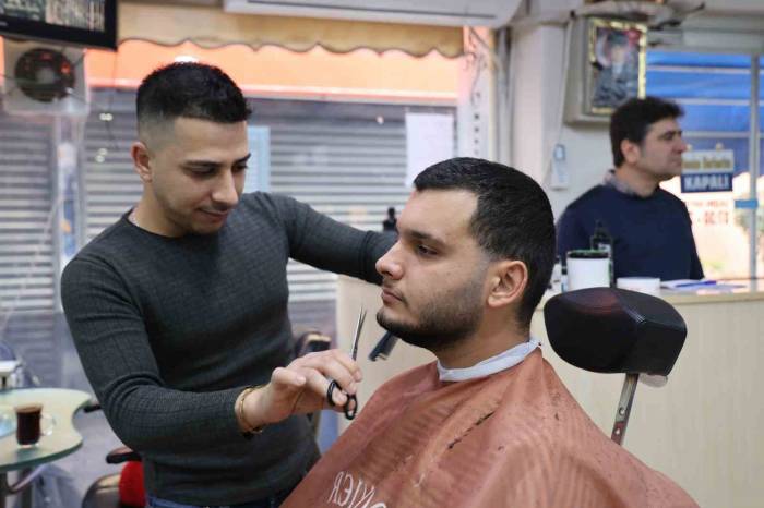Depremzede Berberden Enflasyona Karşı Fiyat Tarifesi: Saç Tıraşı 45 Tl