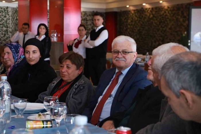 Burhaniye Belediyesi, Huzurevindeki Vatandaşları Yalnız Bırakmadı