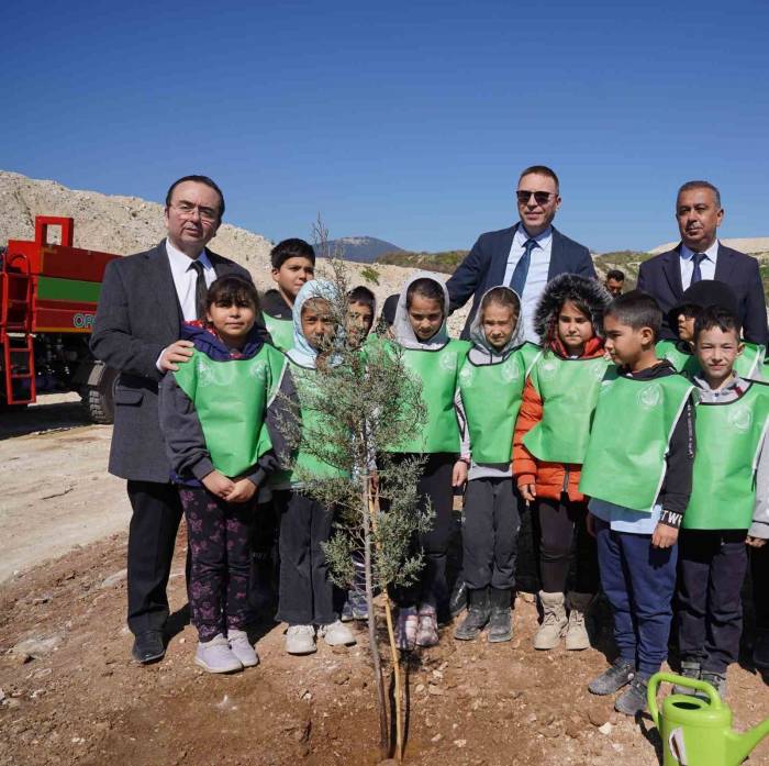 Eski Maden Sahasına Öğrenciler Bin 500 Fidan Dikti