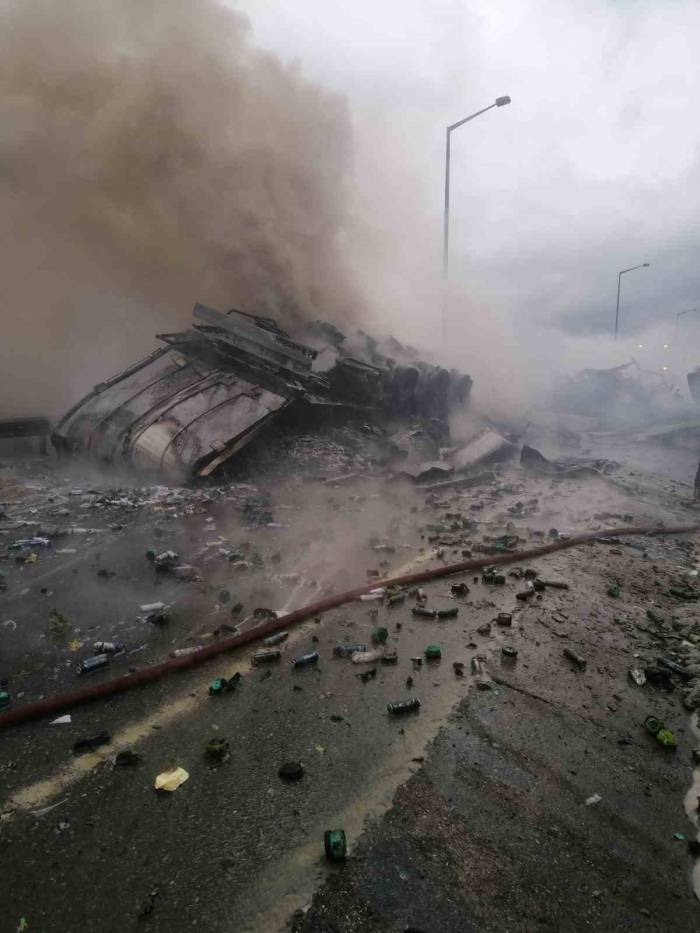 Kaza Yapan Parfüm Yüklü Tır Yandı: 1 Yaralı
