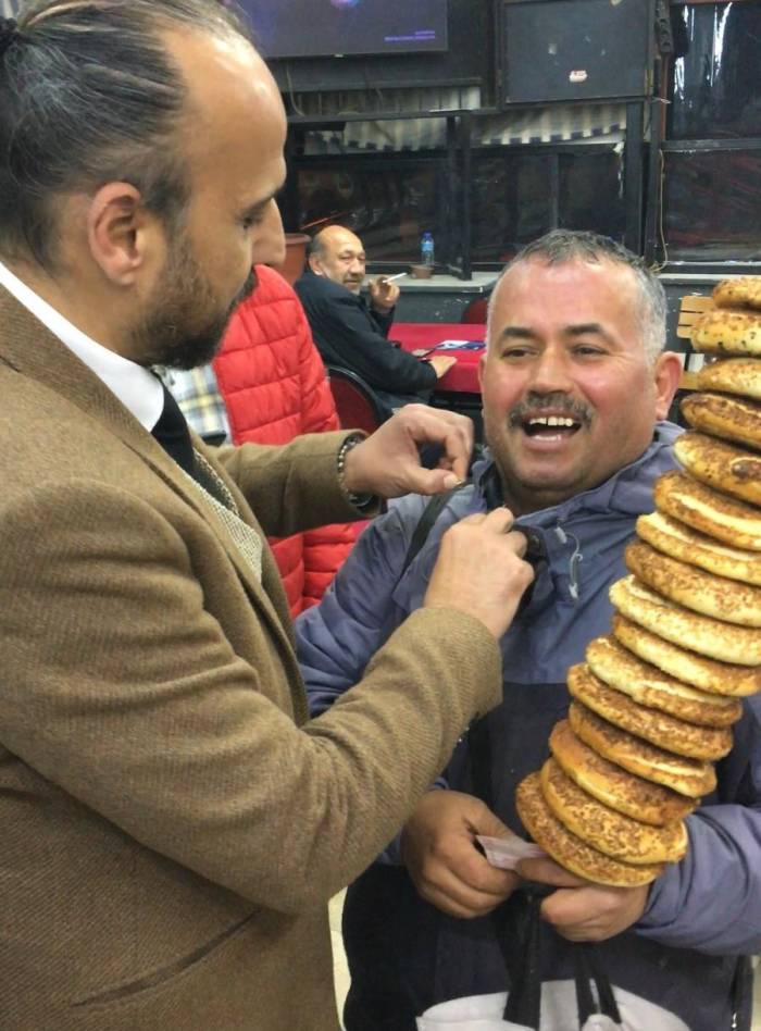 Simitçi Harçlığı Kimden Alırsa İbreyi O Yöne Çeviriyor