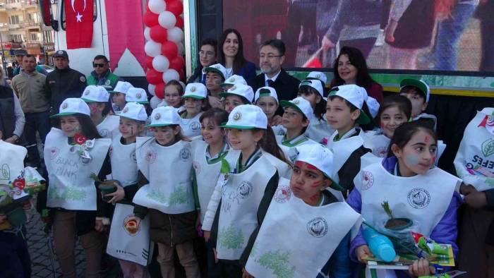 Tarım Ve Orman Bakanı Yumaklı Çanakkale’de Çocuklarla Birlikte Fidan Dağıttı