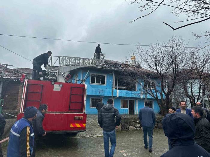 Tokat’ta Mumdan Çıkan Yangın Evi Kullanılamaz Hale Getirdi