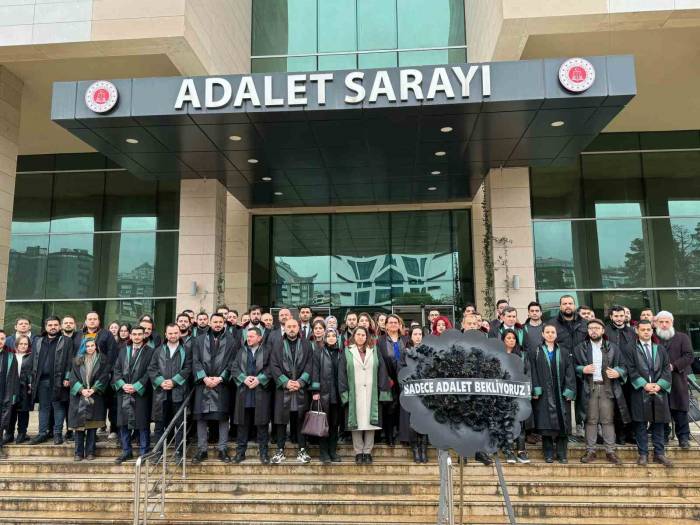 Trabzonlu Avukatlardan, Fenerbahçe Maçı Sonrası Yaşanan Tutuklamalara Sessiz Protesto