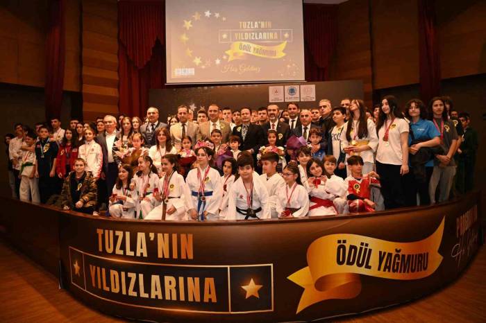 9. Tuzla’nın Yıldızlarına Ödül Yağmuru’nda 104 Öğrenci Ödüllendirildi