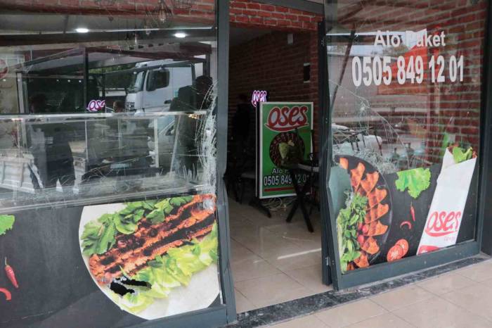 Emanet Lüks Araçla Çiğ Köfteciye Daldı, ‘Uykuluydum’ Dedi