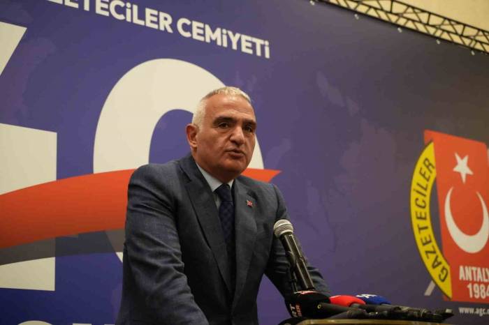 Bakan Ersoy, Antalyalı Gazetecilere Seslendi: "40 Yıl Boyunca Şehrimizin Sesi Oldunuz"