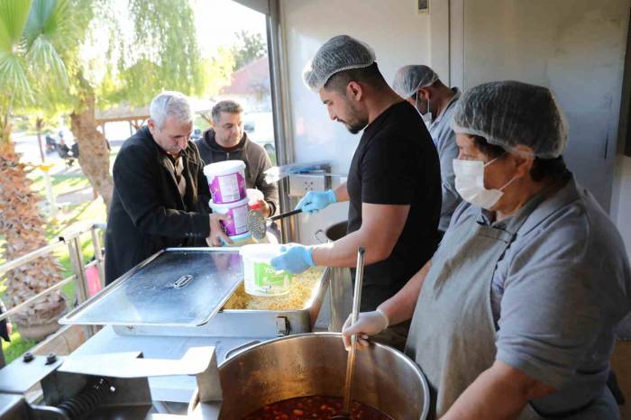 Mobil Aşevi Tırı, Mahallelerde Sıcak Yemek Dağıtımına Devam Ediyor