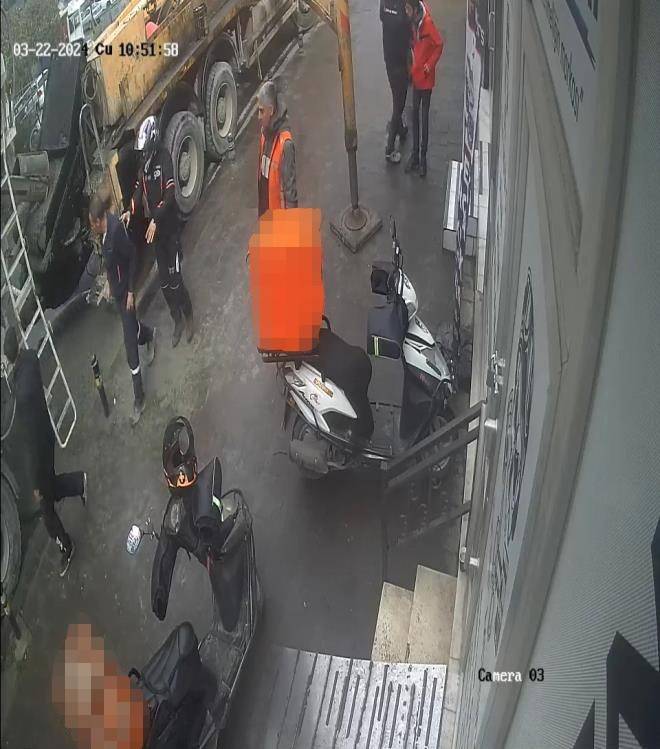 Ataşehir’de İki Şahsın Yumruk Yumruğa Kavgası Kamerada