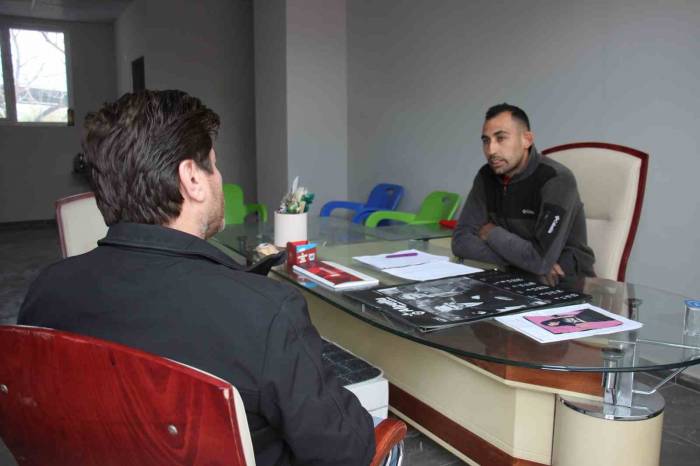 Sıra Dışı Muhtar Adayı Açtığı Seçim Ofisinde Mahalleliyi Ağırlayıp, Sorunlarını Dinliyor